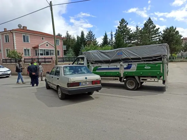 Şuhut'ta otomobil ile kamyonet çarpıştı Şuhut'ta otomobil ile kamyonet çarpıştı