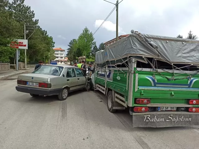 Şuhut'ta otomobil ile kamyonet çarpıştı Şuhut'ta otomobil ile kamyonet çarpıştı