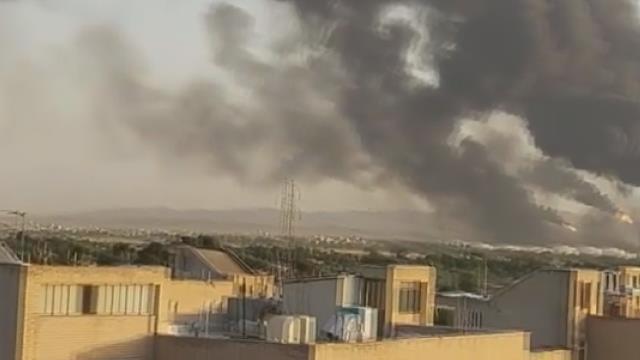 Tahran'da petrol rafinerinde büyük yangın! Kara dumanlar gökyüzünü kapladı