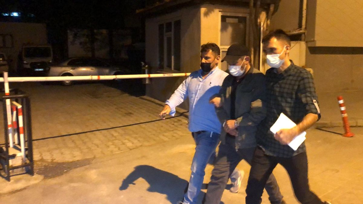 Arkadaşını 'çay' tartışmasında bıçaklayan şahıs, olayın ardından bankta oturup sigara içti