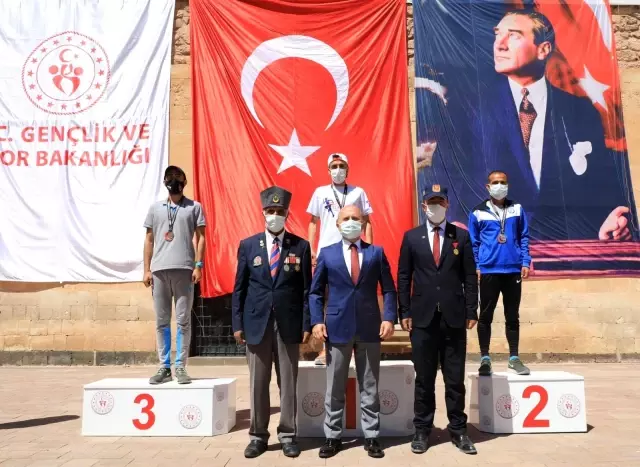 Türkiye Dağ Koşusu Şampiyonası'nda dereceye girenler için ödül töreni düzenlendi Türkiye Dağ Koşusu Şampiyonası'nda dereceye girenler için ödül töreni düzenlendi
