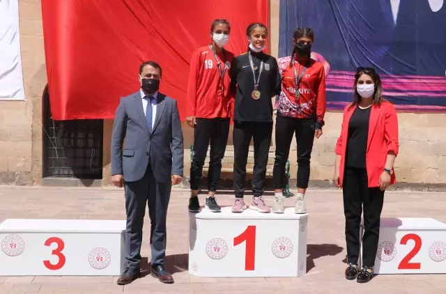 Türkiye Dağ Koşusu Şampiyonası'nda dereceye giren sporcular madalyalarını aldı