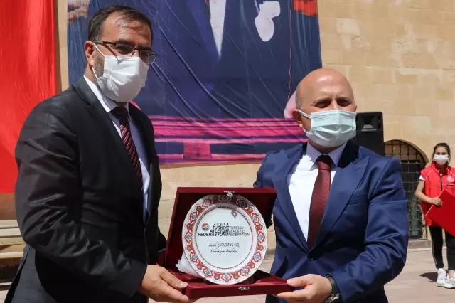 Türkiye Dağ Koşusu Şampiyonası'nda dereceye giren sporcular madalyalarını aldı