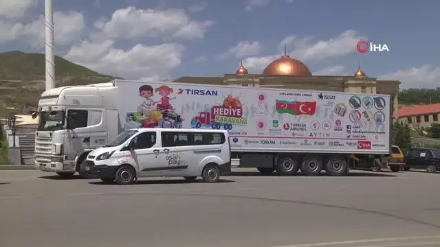 Türkiye'nin şehit çocukları için yolladığı 'Hediye Karavanı' tırı Azerbaycan'ı dolaşıyorHediye Karavanı, Gedebey kentinde çocuklarla buluştu