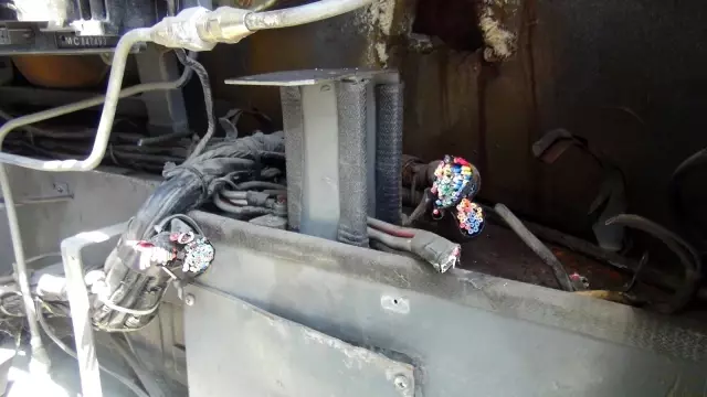 100 liralık kablo çalmak için otobüslere 15 bin TL'lik zarar verdiler 100 liralık kablo çalmak için otobüslere 15 bin TL'lik zarar verdiler