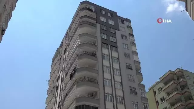 7. kattaki balkondan düşen çocuk ağır yaralandı 7. kattaki balkondan düşen çocuk ağır yaralandı