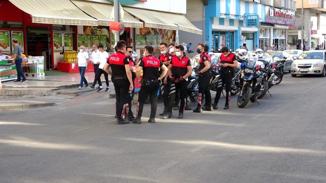 Adliye çıkışı taraflar birbirine girdi, ortalık savaş alanına döndü: 5 yaralı, 10 gözaltı