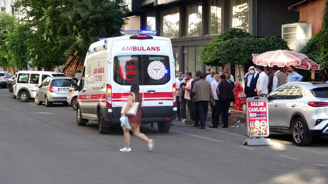 Adliye çıkışı taraflar birbirine girdi, ortalık savaş alanına döndü: 5 yaralı, 10 gözaltı