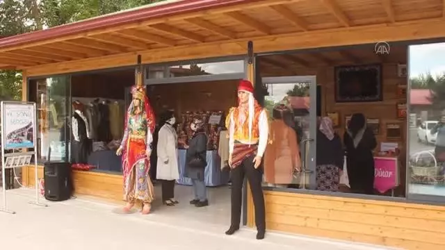AFYONKARAHİSAR - Dinar'da halk eğitim merkezinin yıl sonu sergisi açıldı AFYONKARAHİSAR - Dinar'da halk eğitim merkezinin yıl sonu sergisi açıldı