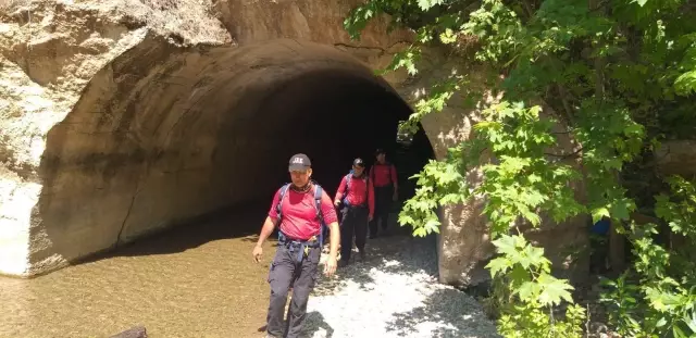 Antalya'da fotoğraf çekmek için gittiği dağlık bölgede kaybolan kişiyi arama çalışmaları sürüyor