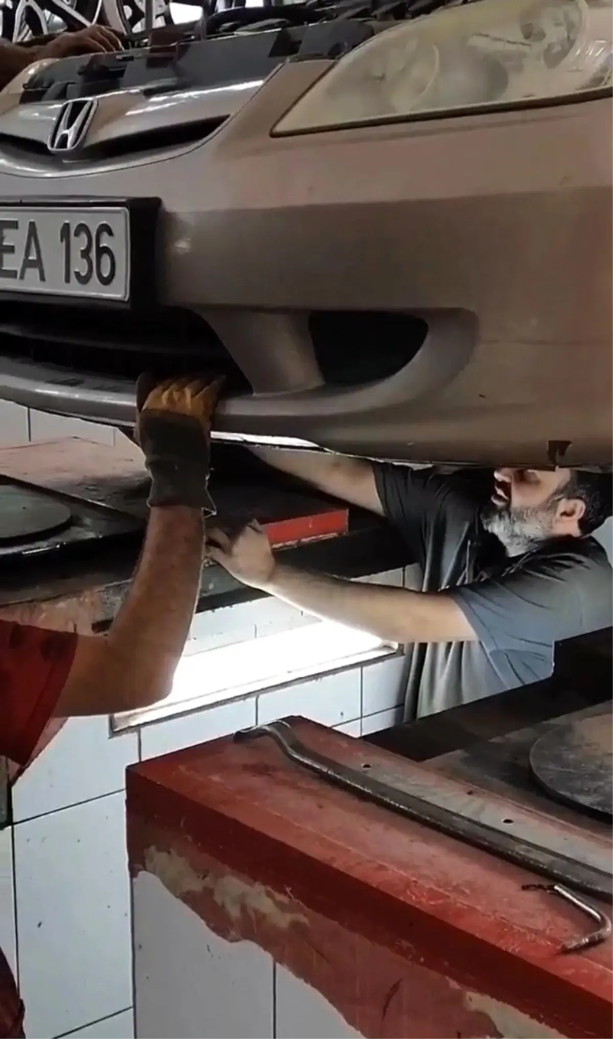 Aracın motor kısmına giren yavru kedi sanayide kurtarıldı