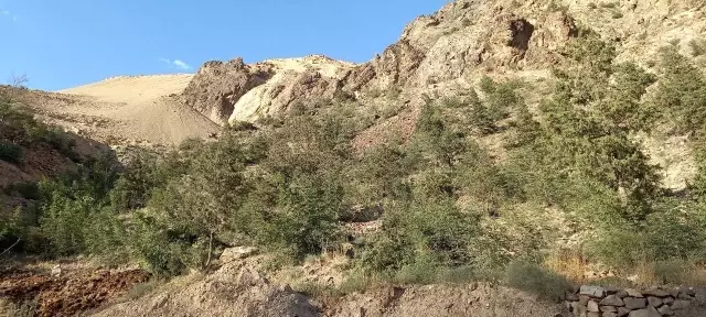 Yol inşaatı sırasında yapılan patlatmada facianın eşiğinden dönüldü: 2 yaralı