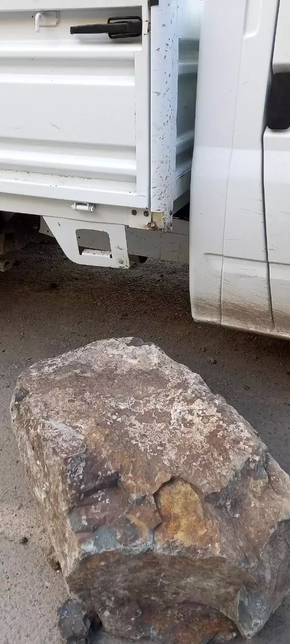 Yol inşaatı sırasında yapılan patlatmada facianın eşiğinden dönüldü: 2 yaralı