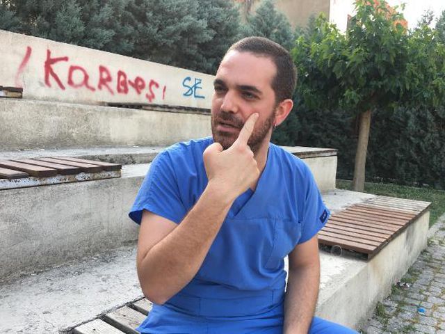 ASİSTAN DOKTORU MAKASLA KOVALAYIP, YUMRUKLADI