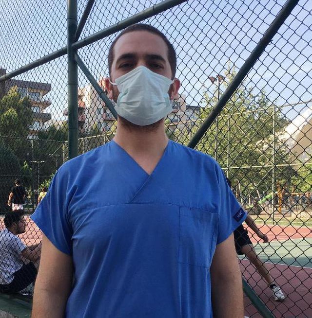 ASİSTAN DOKTORU MAKASLA KOVALAYIP, YUMRUKLADI