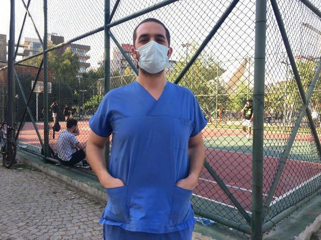 ASİSTAN DOKTORU MAKASLA KOVALAYIP, YUMRUKLADI