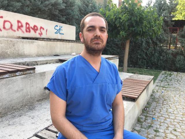 ASİSTAN DOKTORU MAKASLA KOVALAYIP, YUMRUKLADI