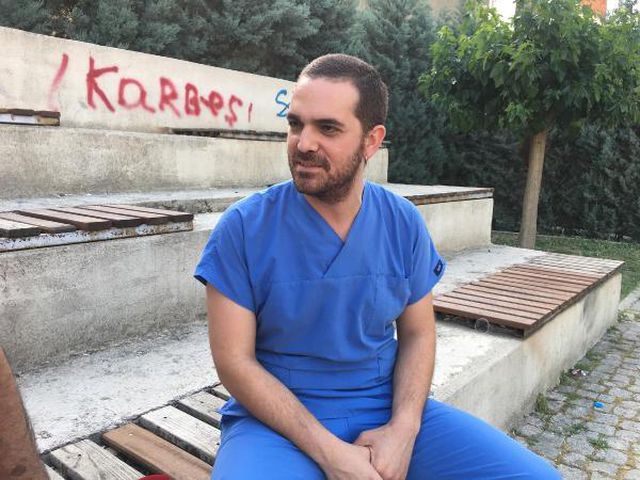 ASİSTAN DOKTORU MAKASLA KOVALAYIP, YUMRUKLADI