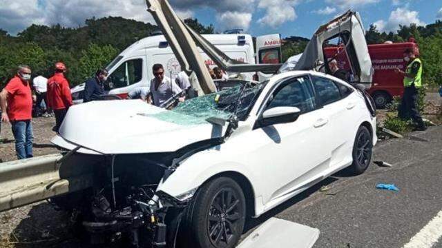 Balıkesir'de korkunç kaza: Refüje ok gibi saplanan otomobildeki 5 kişi yaralandı