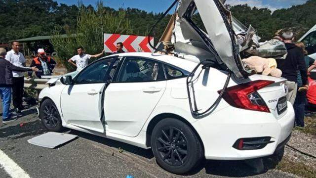 Balıkesir'de korkunç kaza: Refüje ok gibi saplanan otomobildeki 5 kişi yaralandı