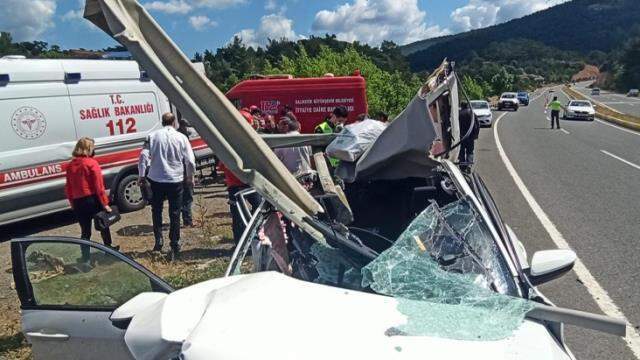 Balıkesir'de korkunç kaza: Refüje ok gibi saplanan otomobildeki 5 kişi yaralandı