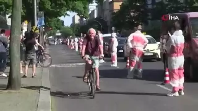 Berlin'de bisiklet için insan zinciri