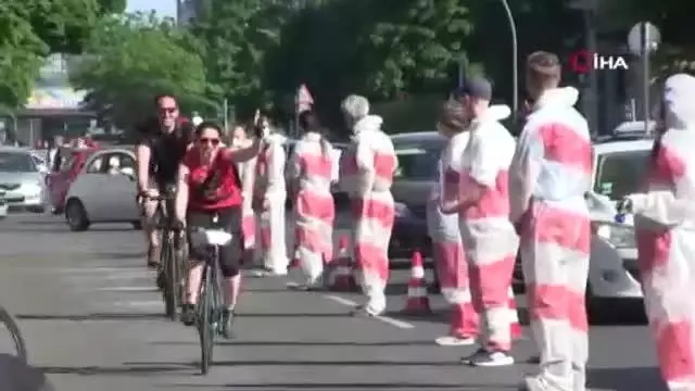 Berlin'de bisiklet için insan zinciri