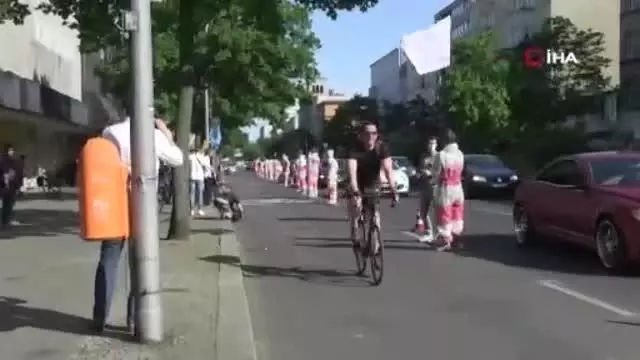 Berlin'de bisiklet için insan zinciri