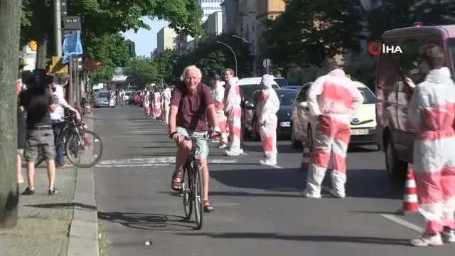 Berlin'de bisiklet için insan zinciri