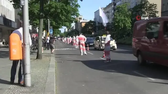 Berlin'de bisiklet için insan zinciri
