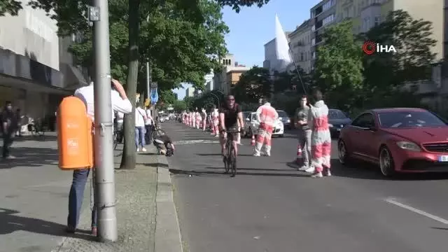 Berlin'de bisiklet için insan zinciri