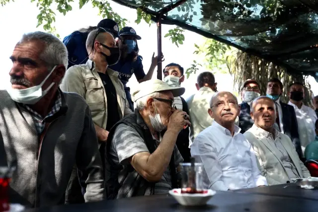 CHP Genel Başkanı Kılıçdaroğlu, Aydın'da çilek hasadına katıldı