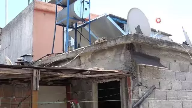Damdaki lastiği almak isterken yere çakılıp ağır yaralandı Damdaki lastiği almak isterken yere çakılıp ağır yaralandı