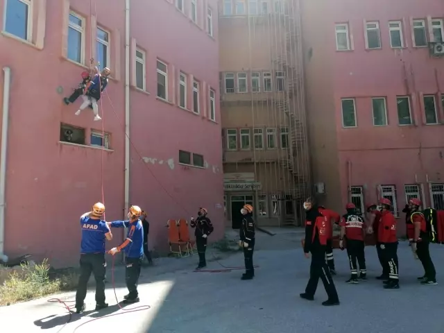 Eğirdir'de hasta tahliyesi tatbikatı gerçeği aratmadı