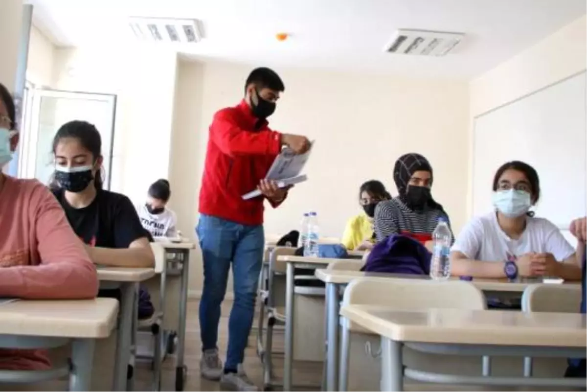 Genç Kızılay Elazığ İl Şubesi 'Türk Kızılay ile Başarıya Adım Adım' Projesi Kapsamında Öğrencilere Eğitim Verdi