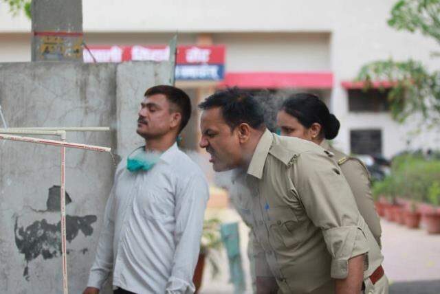 Hindistan'da koronadan için yeni yöntem düdüklü tencereden bitkisel buhar teneffüs ettiler