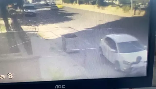 Son dakika haberi: İstanbul'da ters yönden gelen motorla aracın çarpıştığı anlar kamerada Son dakika haberi: İstanbul'da ters yönden gelen motorla aracın çarpıştığı anlar kamerada