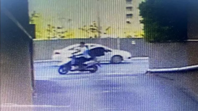 Son dakika haberi: İstanbul'da ters yönden gelen motorla aracın çarpıştığı anlar kamerada Son dakika haberi: İstanbul'da ters yönden gelen motorla aracın çarpıştığı anlar kamerada