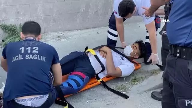 Son dakika haberi: İstanbul'da ters yönden gelen motorla aracın çarpıştığı anlar kamerada Son dakika haberi: İstanbul'da ters yönden gelen motorla aracın çarpıştığı anlar kamerada