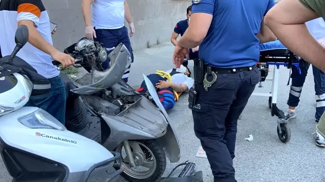 Son dakika haberi: İstanbul'da ters yönden gelen motorla aracın çarpıştığı anlar kamerada Son dakika haberi: İstanbul'da ters yönden gelen motorla aracın çarpıştığı anlar kamerada