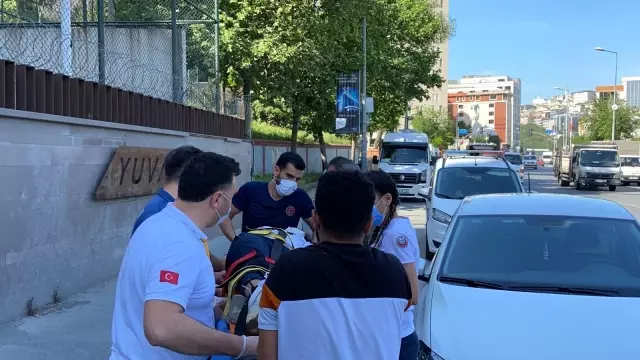 Son dakika haberi: İstanbul'da ters yönden gelen motorla aracın çarpıştığı anlar kamerada Son dakika haberi: İstanbul'da ters yönden gelen motorla aracın çarpıştığı anlar kamerada