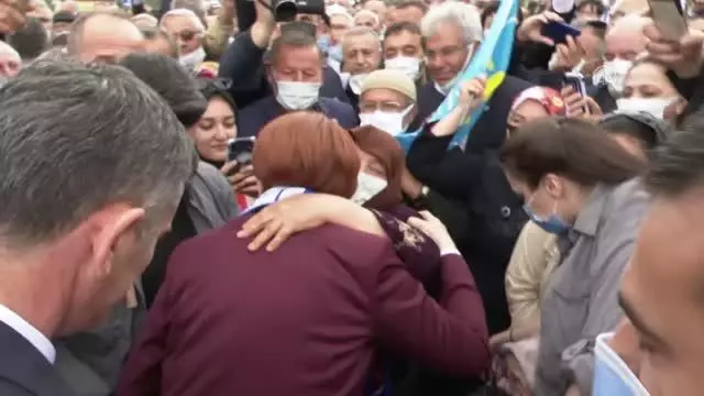 İYİ Parti Genel Başkanı Akşener, esnaf ziyaretinde bulundu (2)