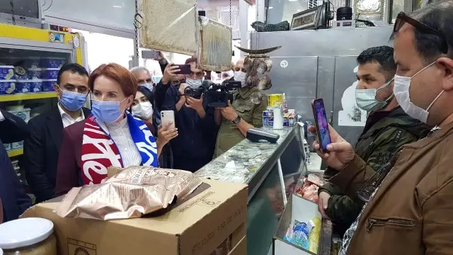 İYİ Parti Genel Başkanı Akşener, esnaf ziyaretinde bulundu (2)