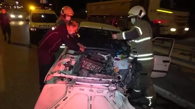 İzmir'de trafik kazası: 1'i ağır 3 yaralı İzmir'de trafik kazası: 1'i ağır 3 yaralı