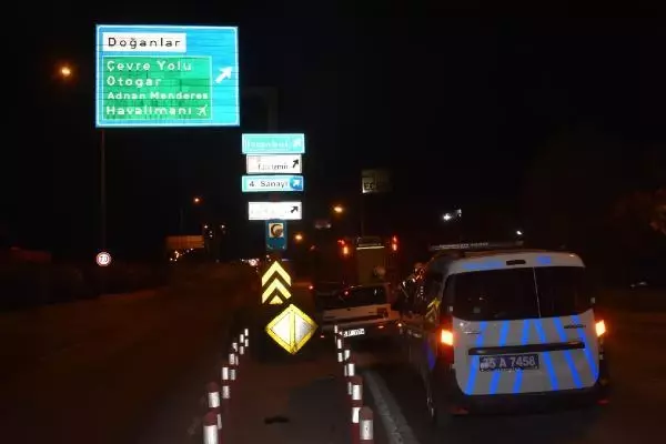 İzmir'de trafik kazası: 1'i ağır 3 yaralı İzmir'de trafik kazası: 1'i ağır 3 yaralı