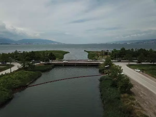 KOCAELİ İZMİT KÖRFEZİ'NE DÖKÜLEN DERELERDE BARİYERLİ ÖNLEM