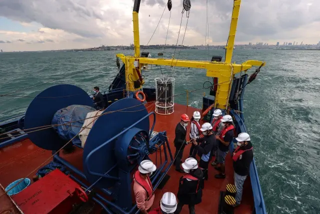 ODTÜ araştırma gemisi Bilim-2, Marmara Deniz'nde müsilaj takibinde (1)