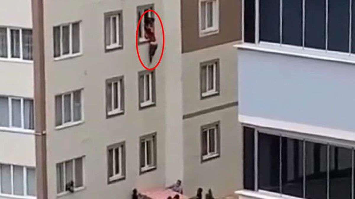 Camdan atlamak üzereyken yakınları tarafından böyle kurtarıldı