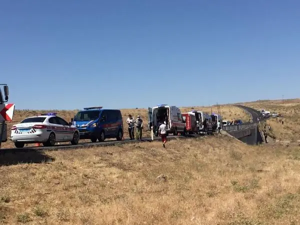 ŞANLIURFA OTOMOBİL KÖPRÜDEN DEREYE UÇTU: 5 ÖLÜ - YENİDEN