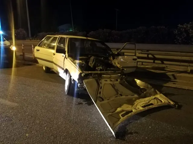 Otomobil önce aydınlatma direğine ardından bariyere çarptı: 3 yaralı Otomobil önce aydınlatma direğine ardından bariyere çarptı: 3 yaralı